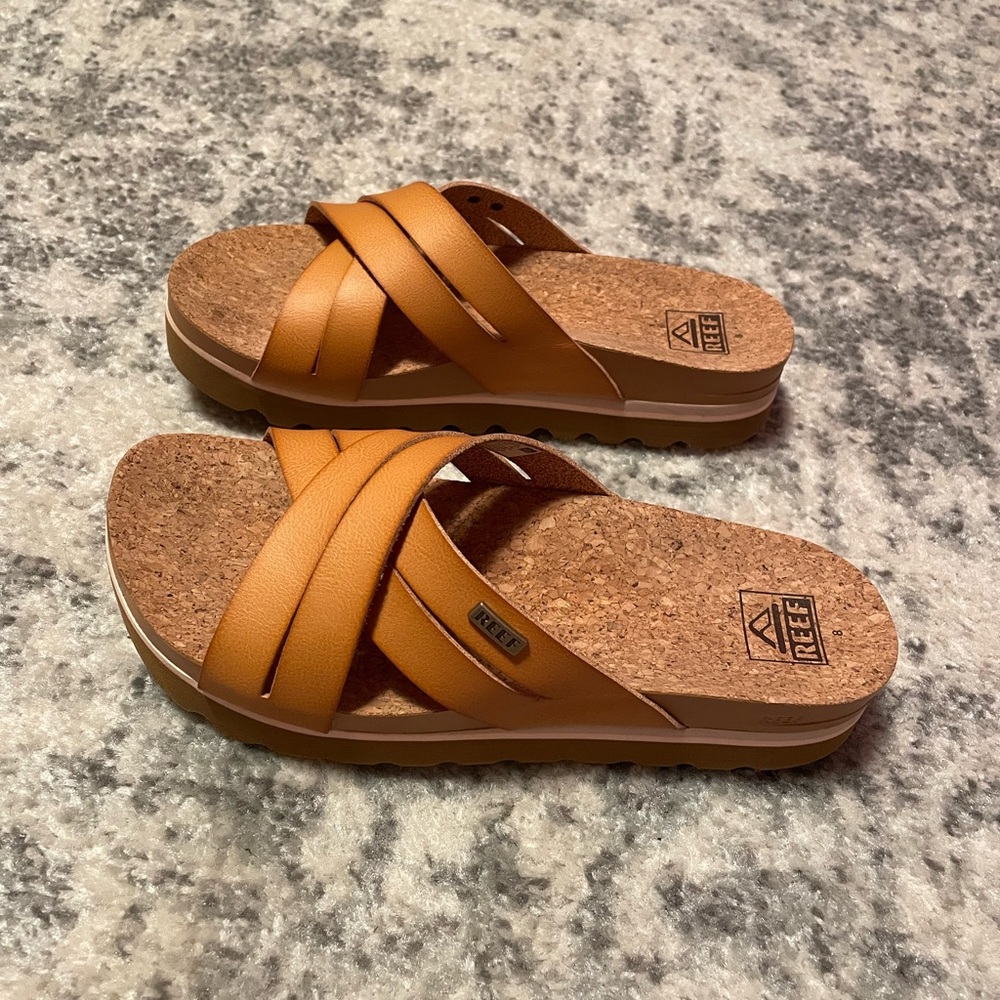 NWOT Reef Cushion Bloom Hi Sandals in Natural size 8
